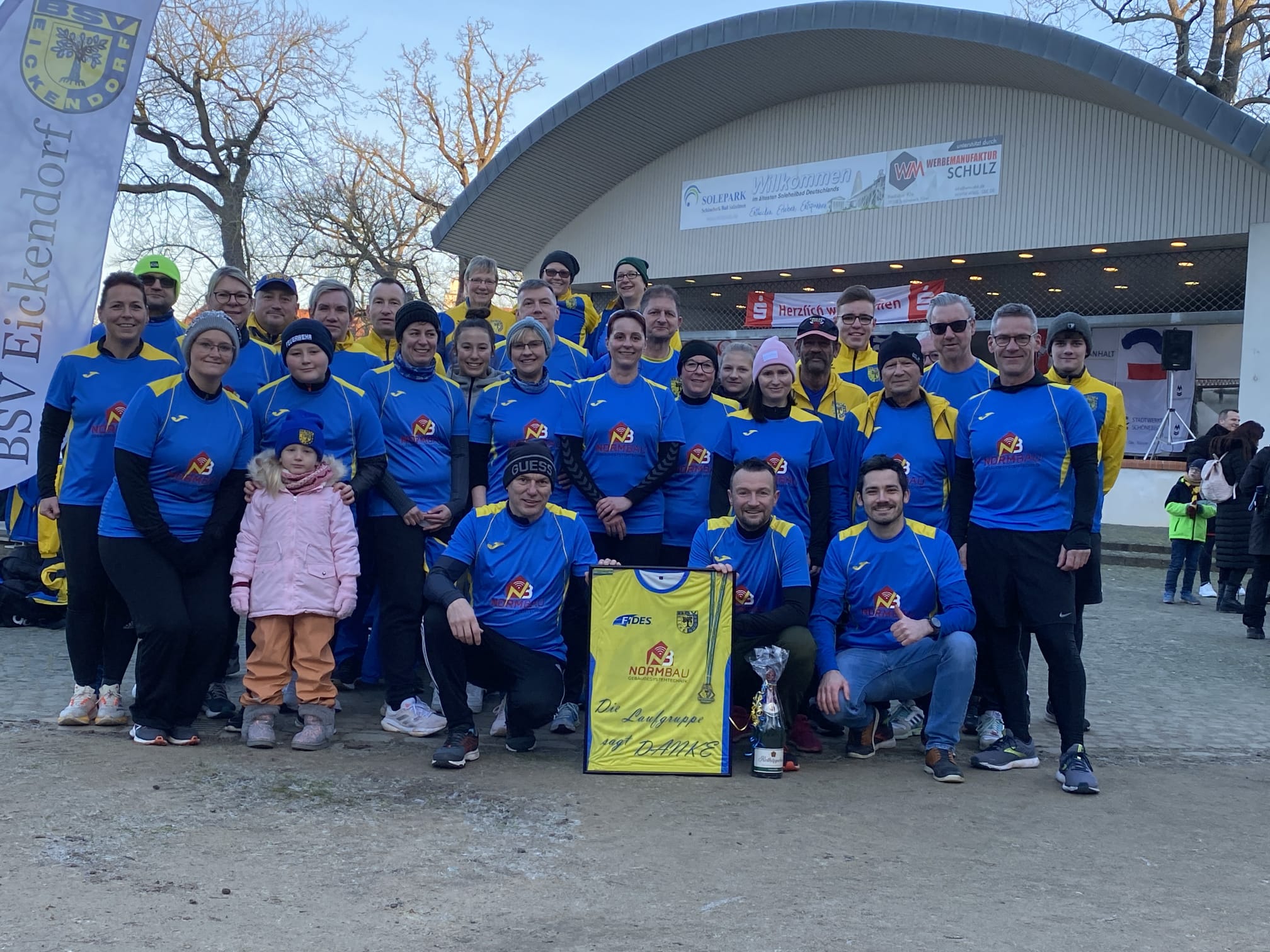 offizielle Übergabe der neuen Trikot an die Laufgruppe Dezember 2024